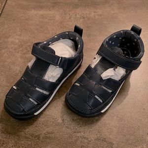 Super cute navy shoes! Great shoes! Must have for any outfit! Comes with box!